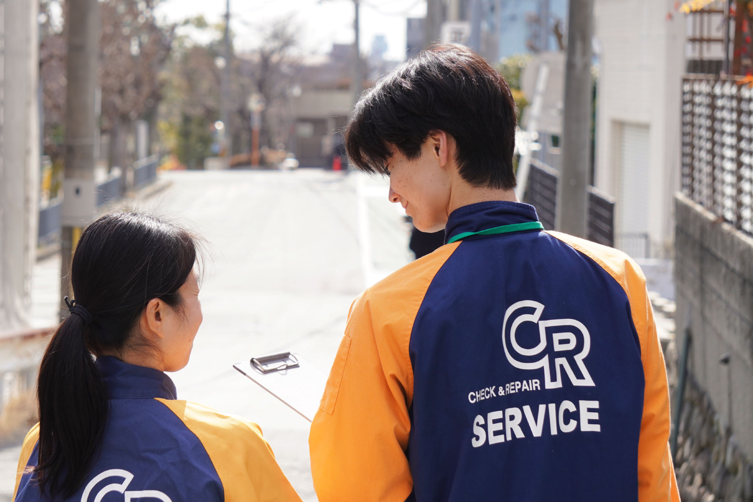 点検場所で和気藹々と作業するスタッフの写真