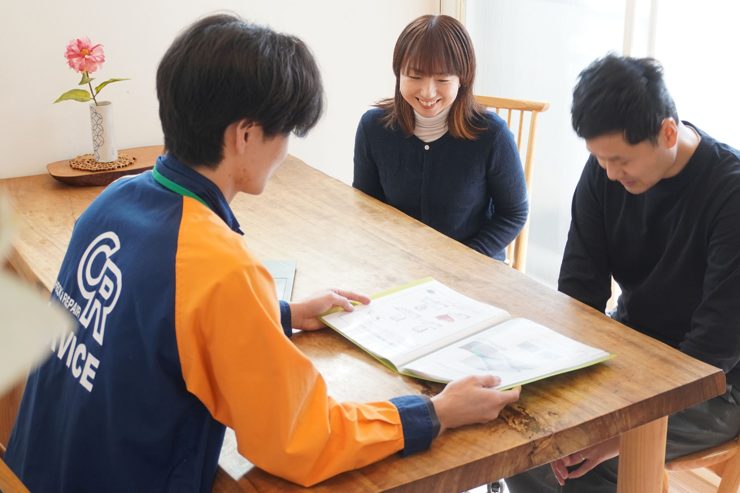 現場点検・施工の内容を説明するスタッフの写真