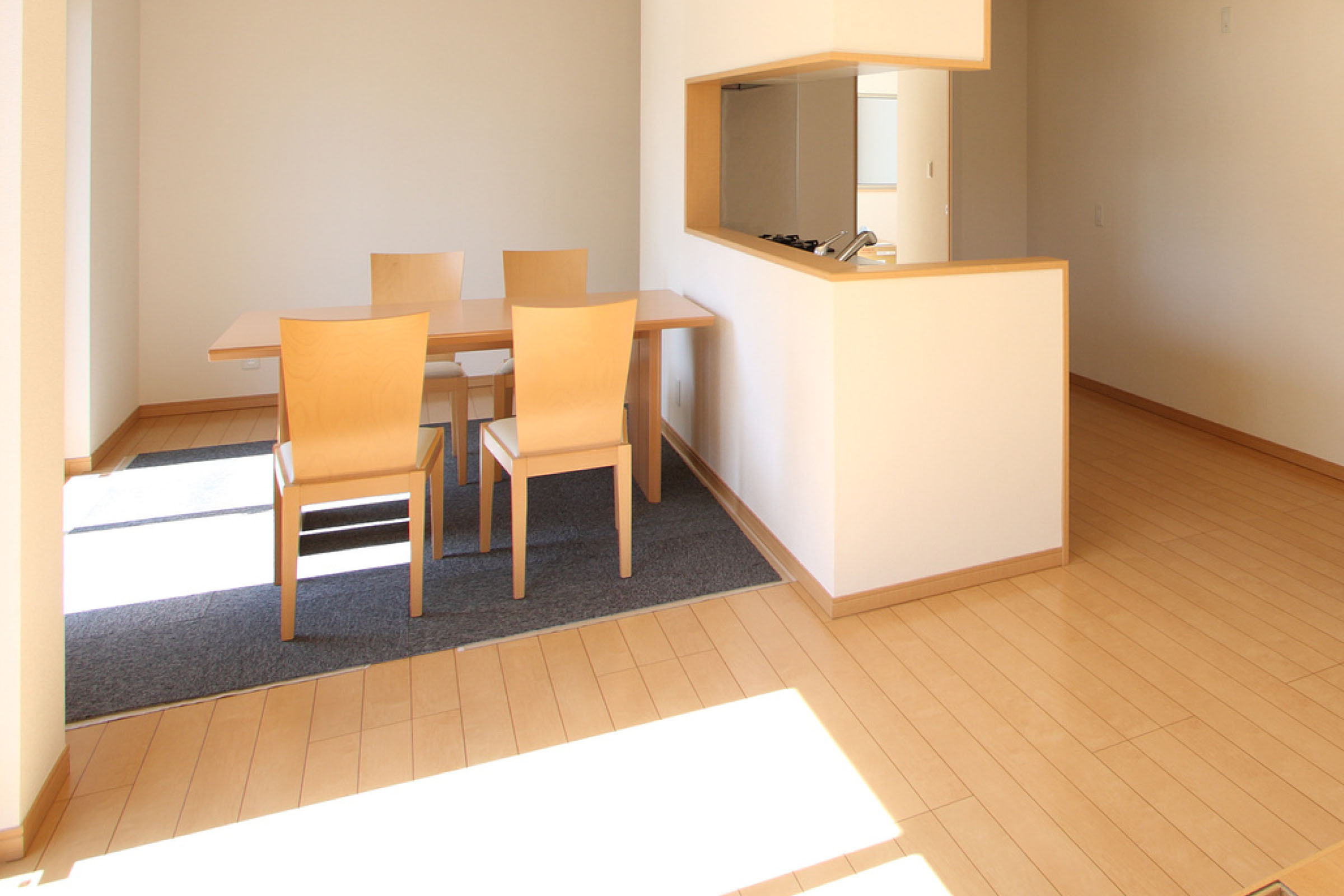 自然光が差し込む快適な住空間の写真