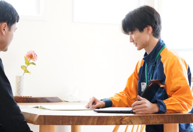 点検後にオーナー様に内容を説明するスタッフの写真