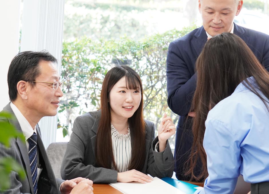 笑顔で意見を交換する参加者たち