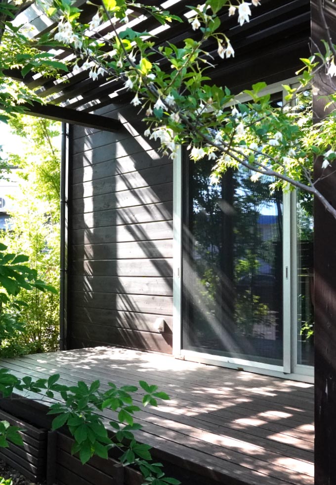 緑に囲まれた癒しのウッドデッキ