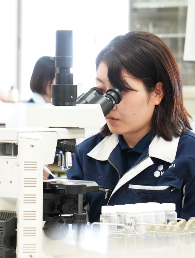 真剣な表情で試験作業を進める女性