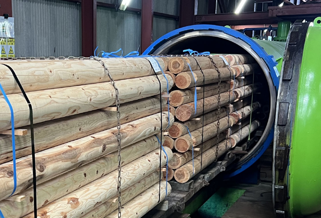 タンクに圧縮加工処理材を搬入