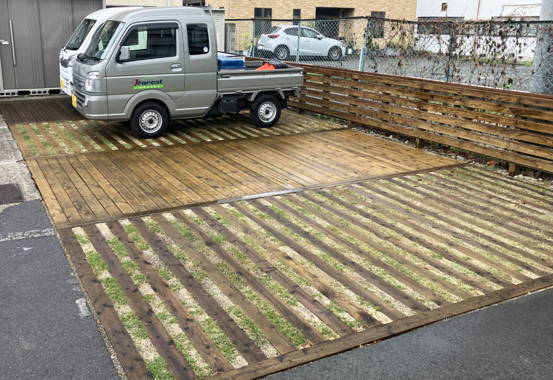 木材を利用した駐車場の写真