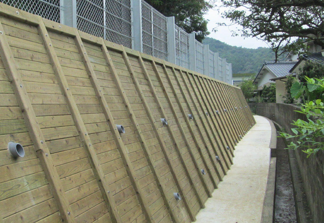 木材を利用した落とし込み式残存型枠工